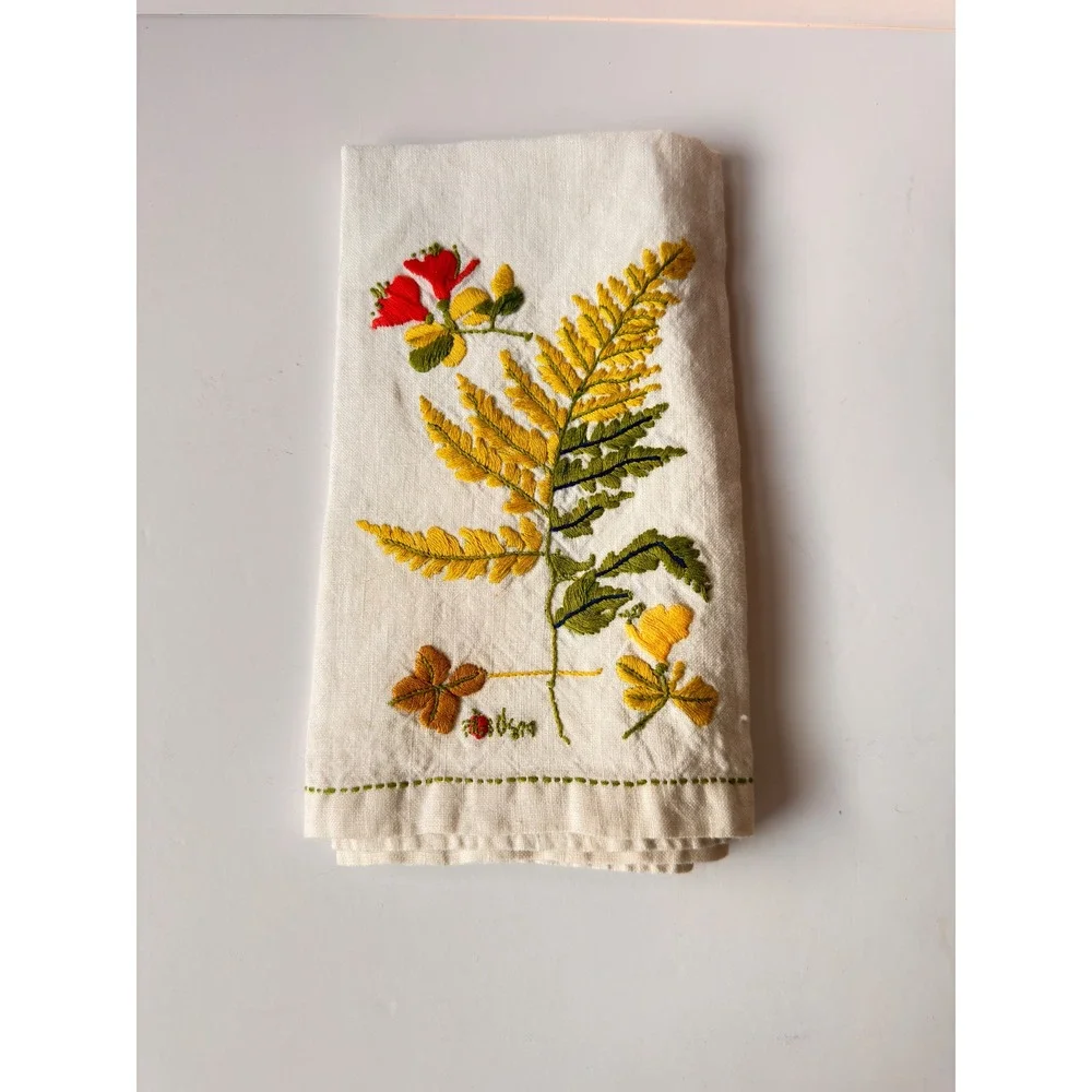 MCM Vera Neumann Vintage Linen Blend Fingertip Towels Embroidered Fern Set of 2